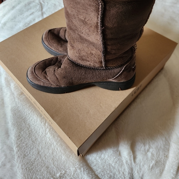 UGG- Boots - Picture 11 of 12